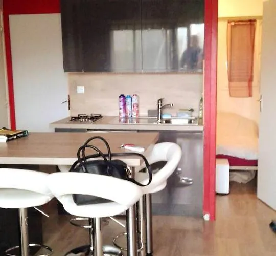 아파트 Confortable A De 25 M² Avec Jardin 울가트